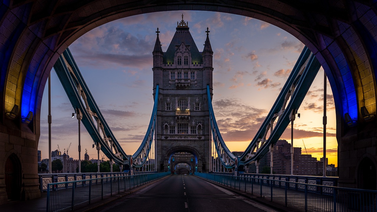 london, tower bridge, sunrise - best time to visit London