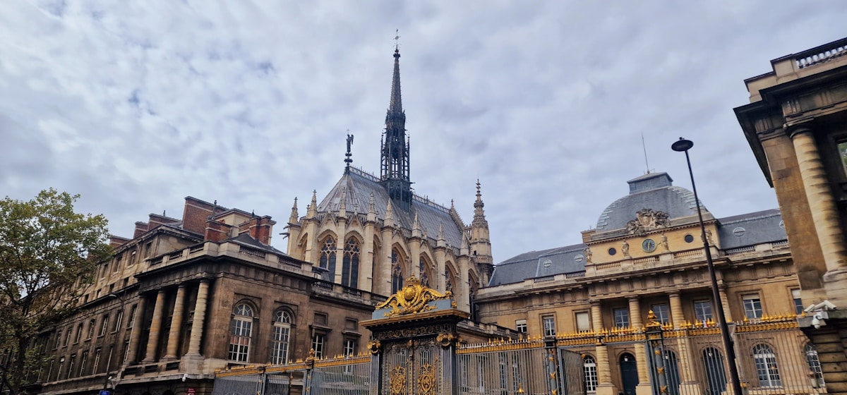 a large building with Riddarholm Church - Sainte-Chapelle