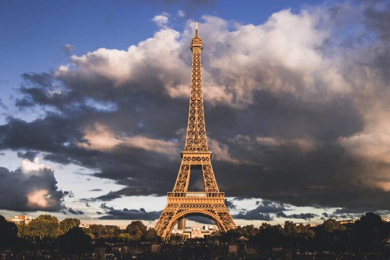 Eiffel tower, Paris - Paris budget travel guide