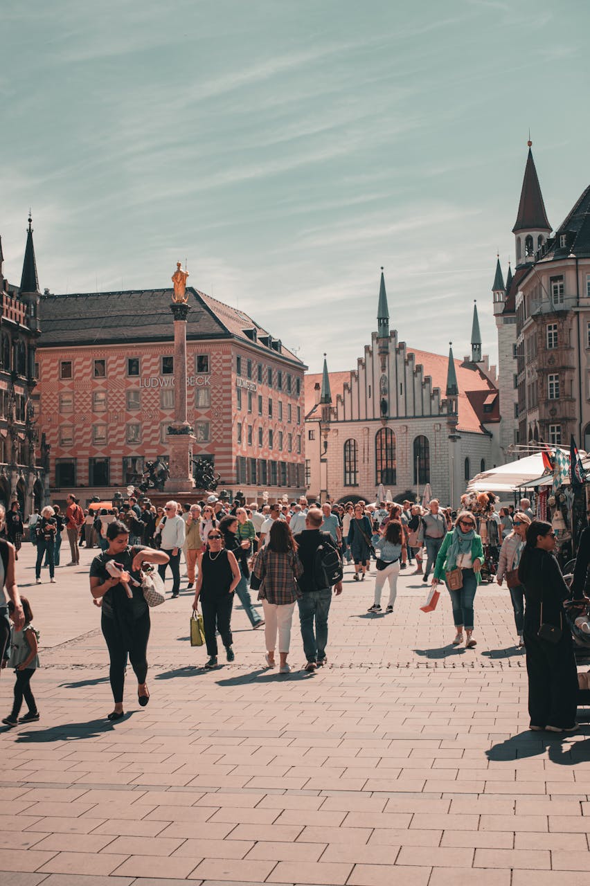 Best Time to Visit Munich, Crowd exploring historic Marienplatz in Munich with its iconic architecture and bustling atmosphere.
